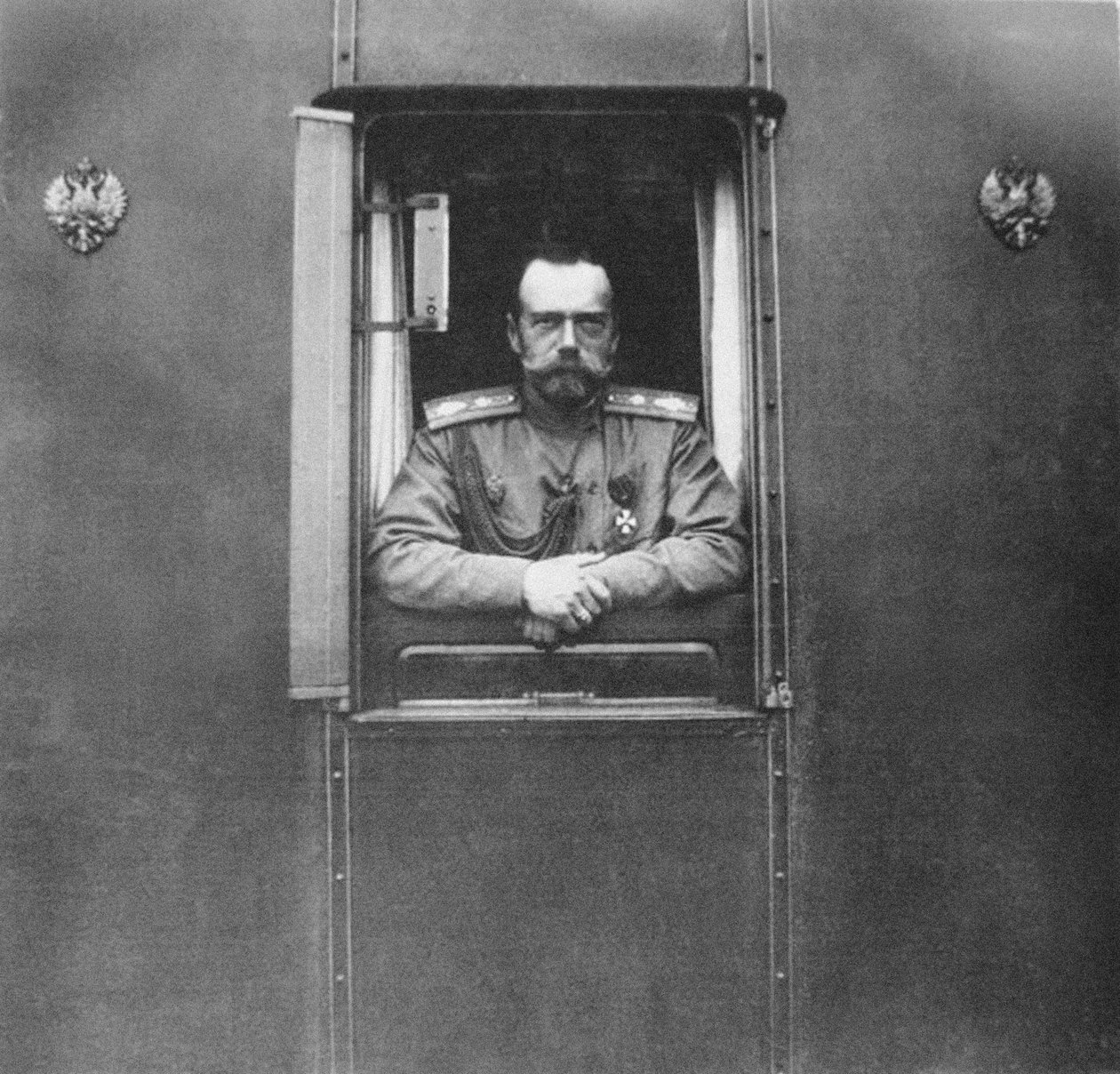 Keiser Nicholas II ved vinduet til sin egen jernbanevogn, 1917 av Unbekannt