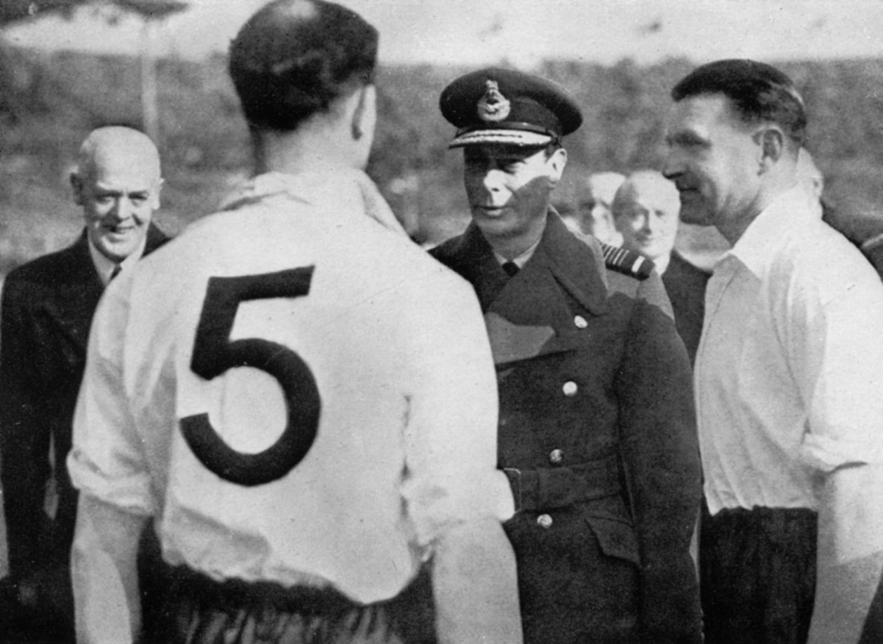 Den engelske fotballspilleren Eddie Hapgood møter kong George VI, c1937-c1944 av Unbekannt