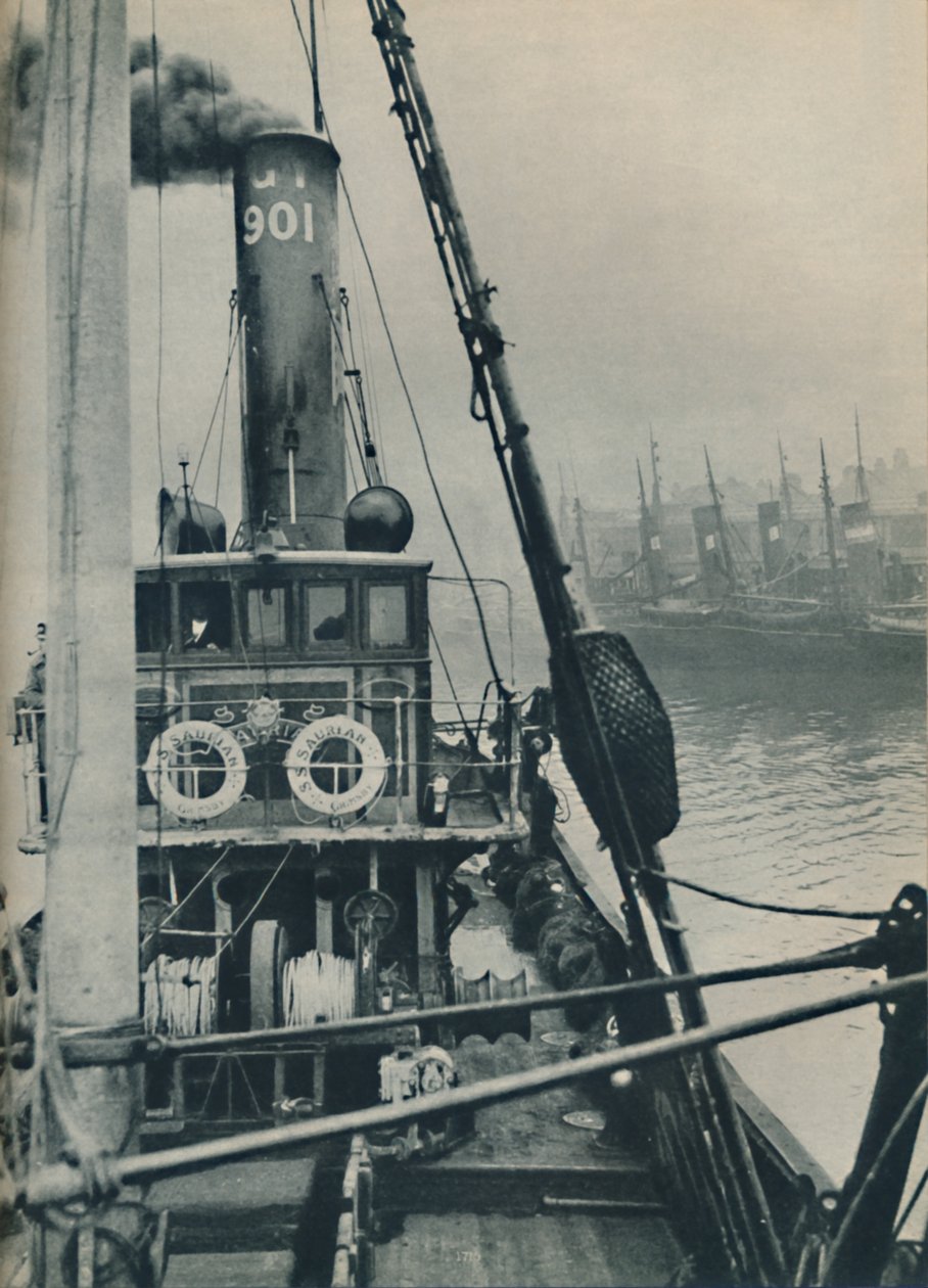 Fiskefartøyet Saurian, 1937, går inn i Grimsby Docks på slutten av en Nordsjøreise. av Unbekannt