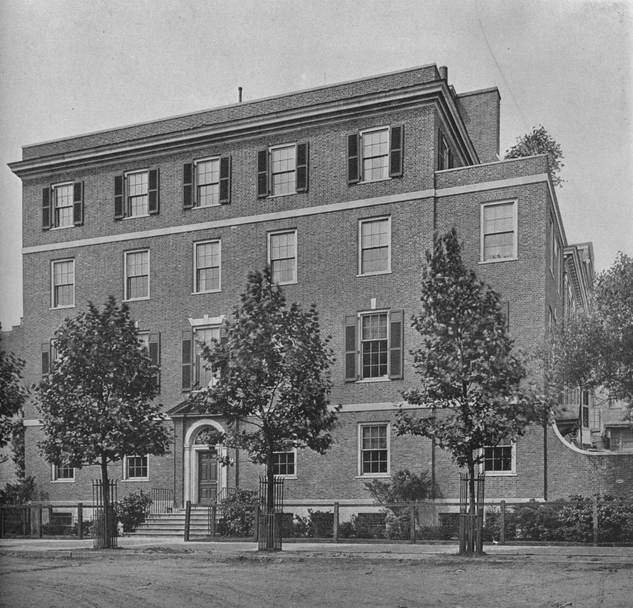 Inngangsfronten på East 57th Street, huset til fru WK Vanderbilt, New York City, 1924 av Unbekannt