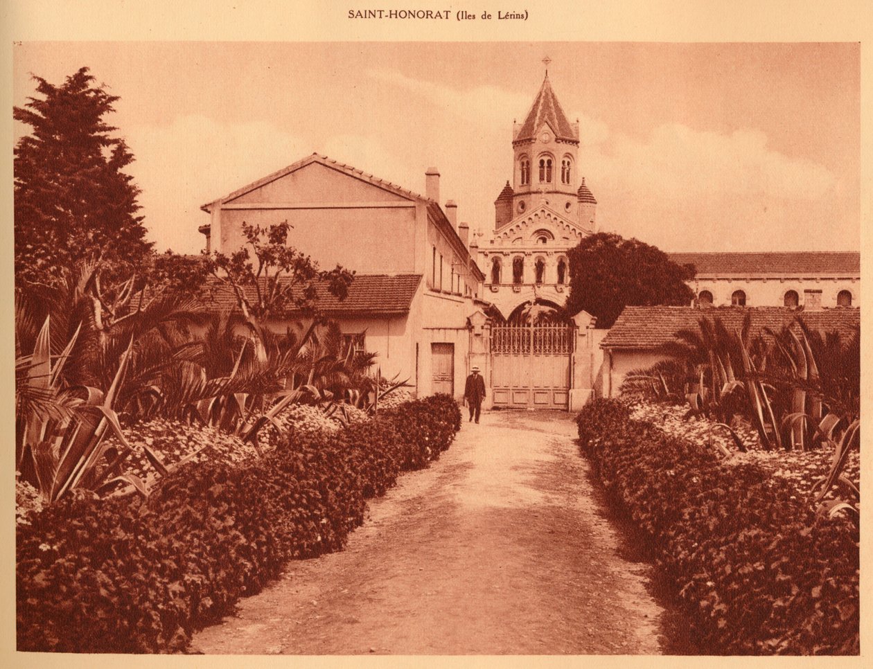 Inngangen til klosteret, Saint-Honorat, 1930. av Unbekannt