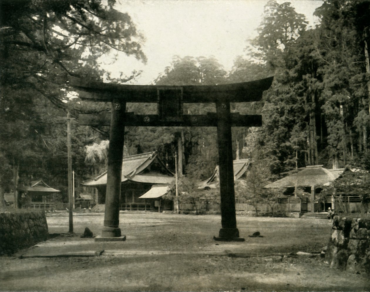 Inngang til et Shinto-tempel, i Nikko-distriktet i Japan, 1936. av Unbekannt