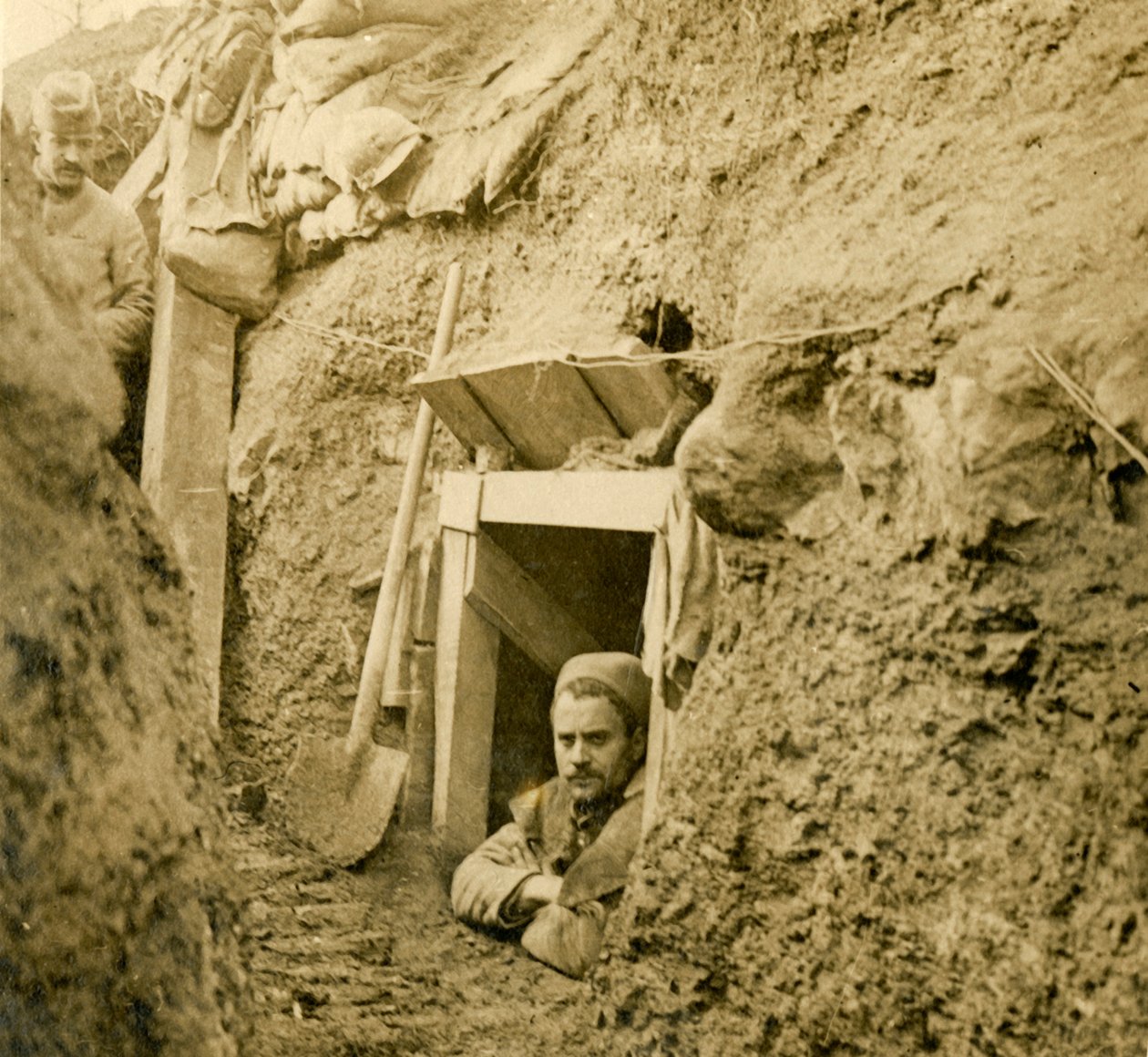 Inngang til et utgravd ly, c1914-c1918 av Unbekannt