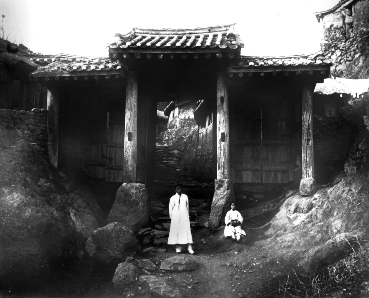 Inngang til en landsby, Korea, 1900 av Unbekannt