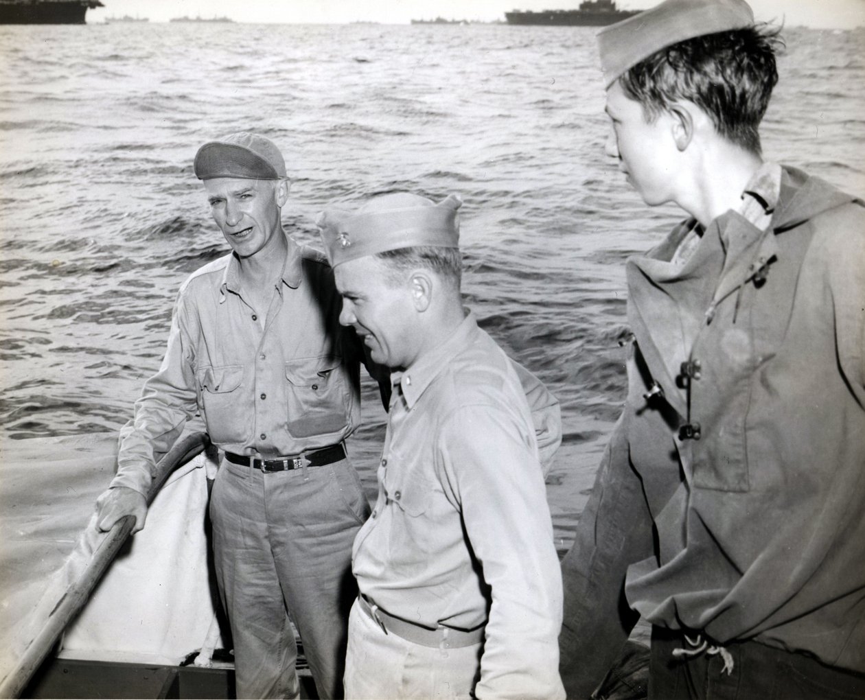 Ernie Pyle besøker USS Hornet av Unbekannt