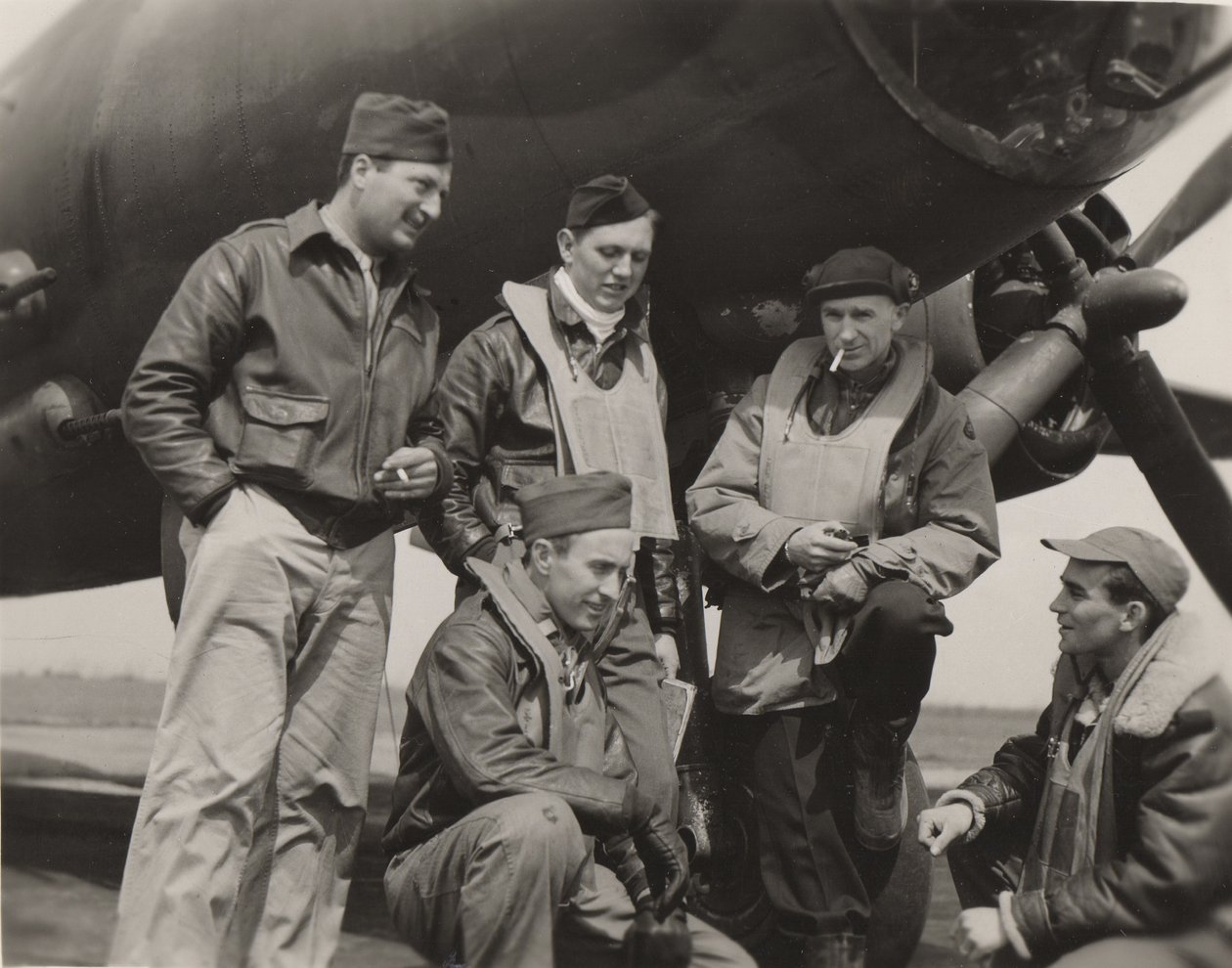 Ernie Pyle med et bombemannskap av Unbekannt