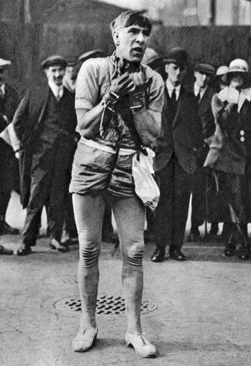 Escapolog som underholder teatergjengere i pit-køen, London, 1926-1927 av Unbekannt