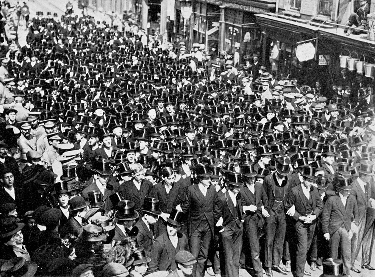 Eton Boys lytter til lesningen av proklamasjonen på Windsor Bridge, Berkshire, 1910 av Unbekannt