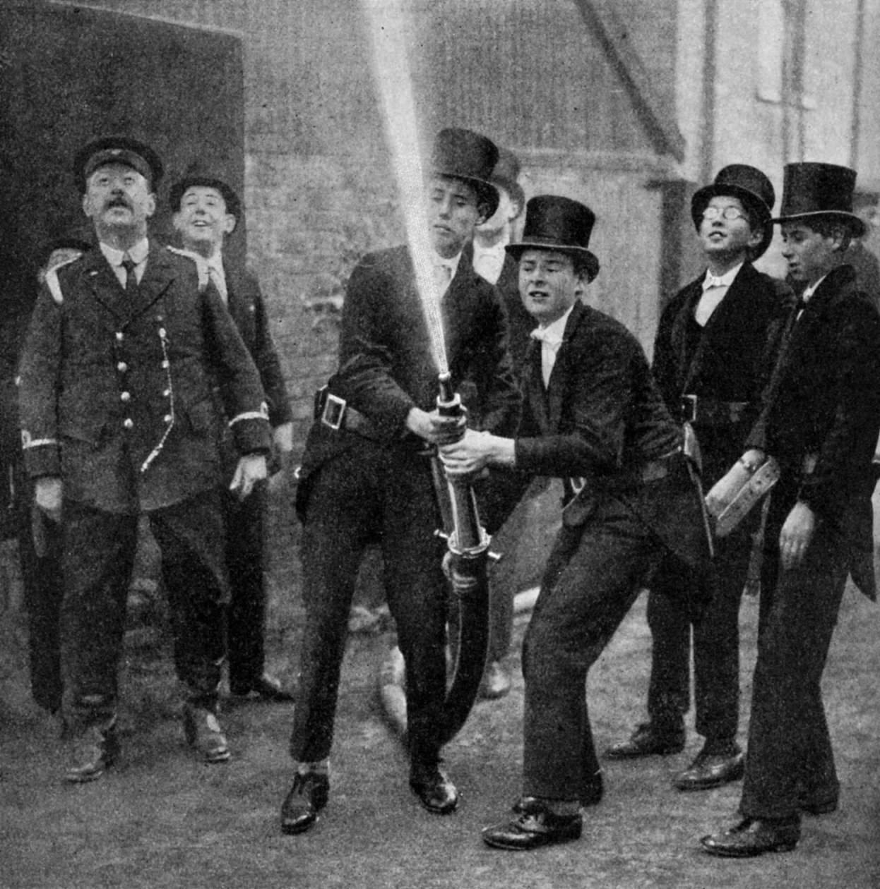 Etons amatørbrannmenn som øver på en slangeøvelse, Berkshire, c1922 av Unbekannt