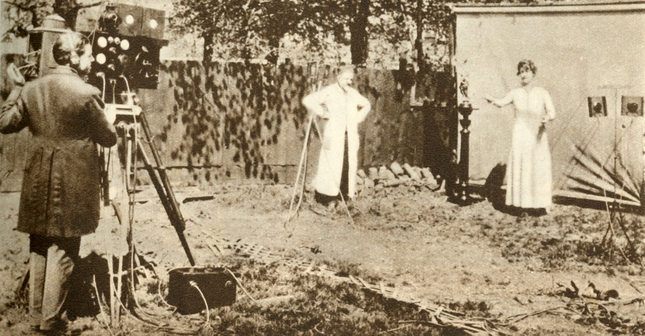 Eugene Lauste spiller inn det første kombinerte bevegelige bildet og lyden, c1905, 1935. av Unbekannt