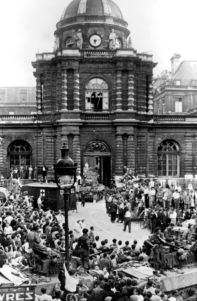 Evakuering av tyske sårede etter overgivelsen av senatet, frigjøring av Paris, august 1944 av Unbekannt
