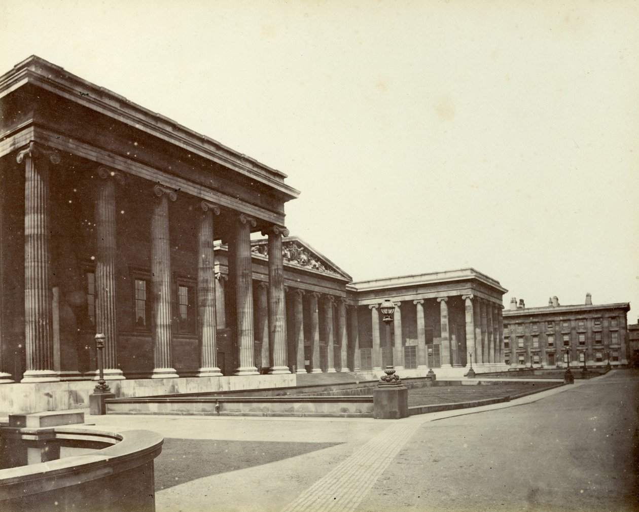 Eksteriør av British Museum, Great Russell Street, London, 1887 av Unbekannt