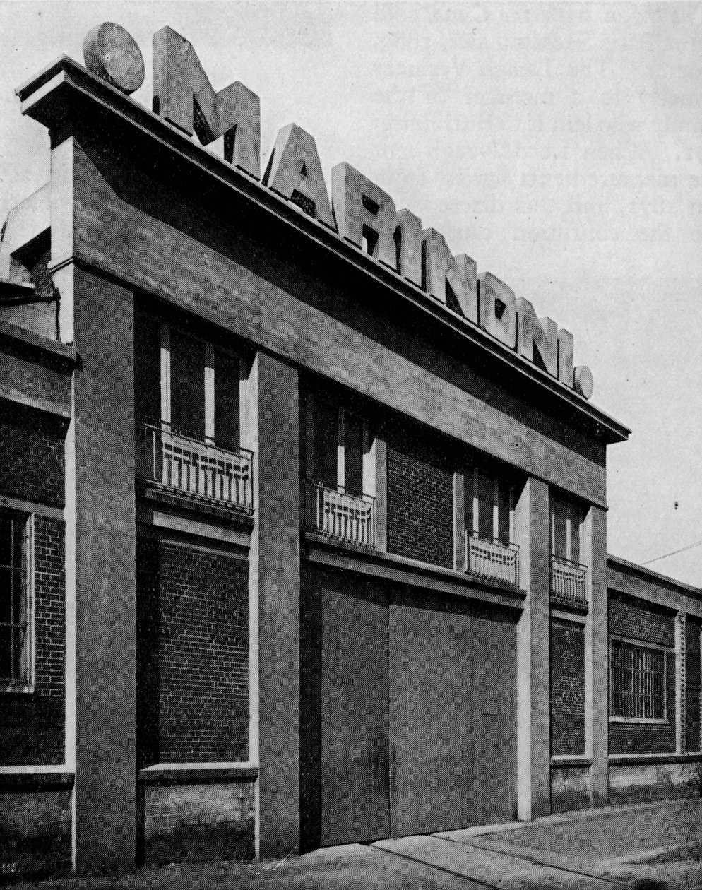 Fasade til Ateliers Marinoni, Montataire Oise arkitekter, Perret Freres, c1928 av Unbekannt