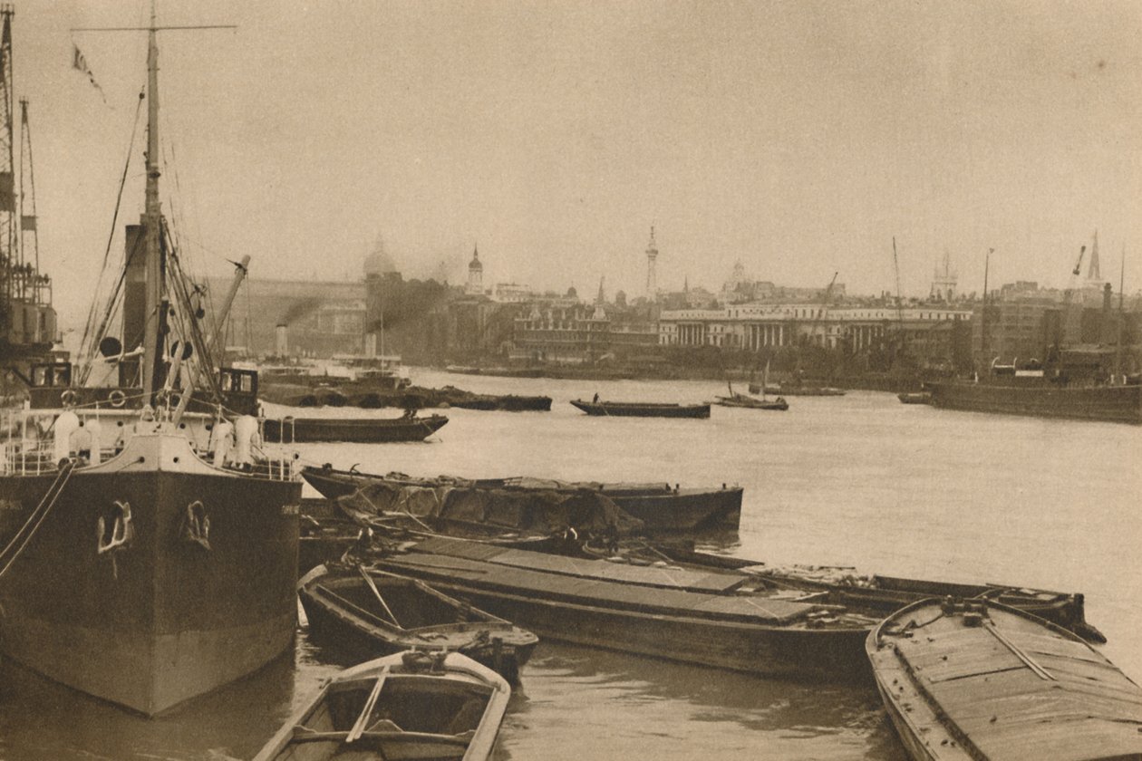 Trofaste skip som tjener Londons behov: bassenget fra Custom House til Billingsgate, c1935. av Unbekannt