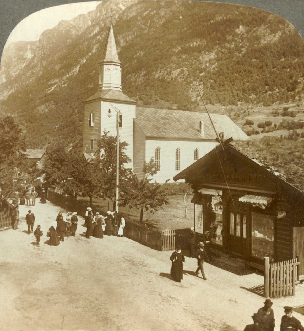 Familier og naboer en sommersøndag morgen i landsbykirken, Odde, Norge, ca 1905. av Unbekannt