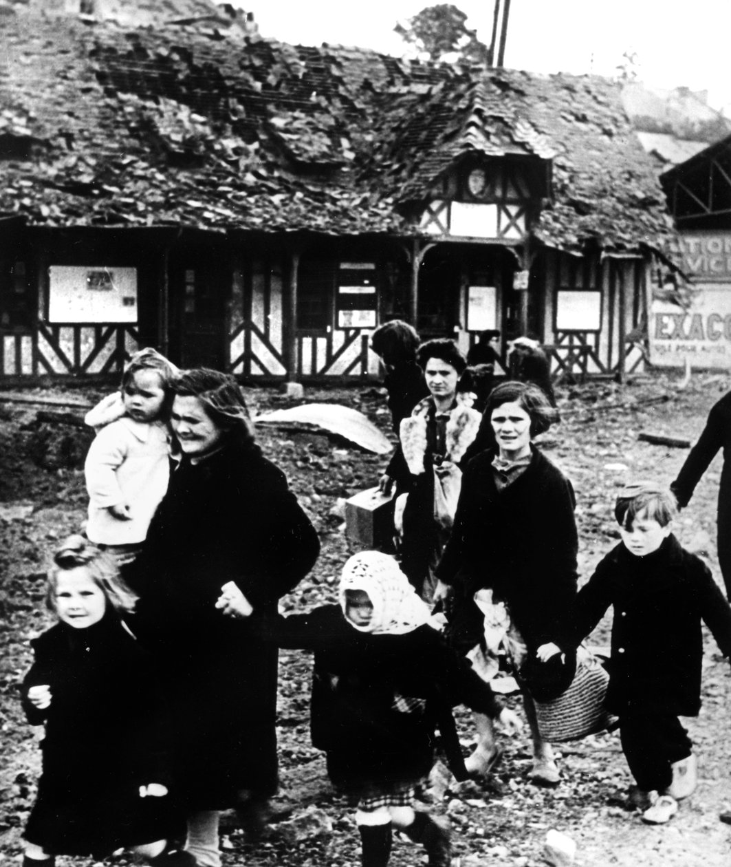 Familier som forlot landsbyen sin ble bombardert under landgangene i Normandie, Frankrike, 1944 av Unbekannt