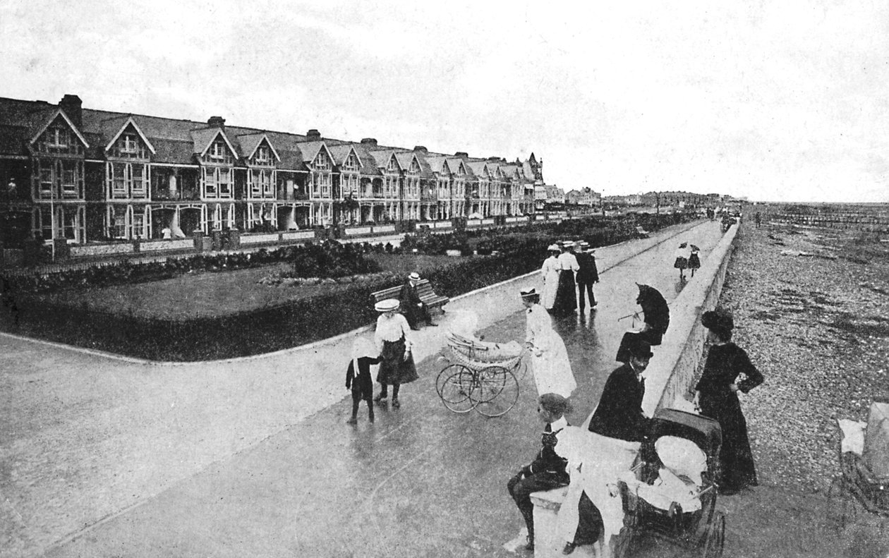 Familier ute og går på New Parade, East Worthing, West Sussex, c1900-c1920s av Unbekannt