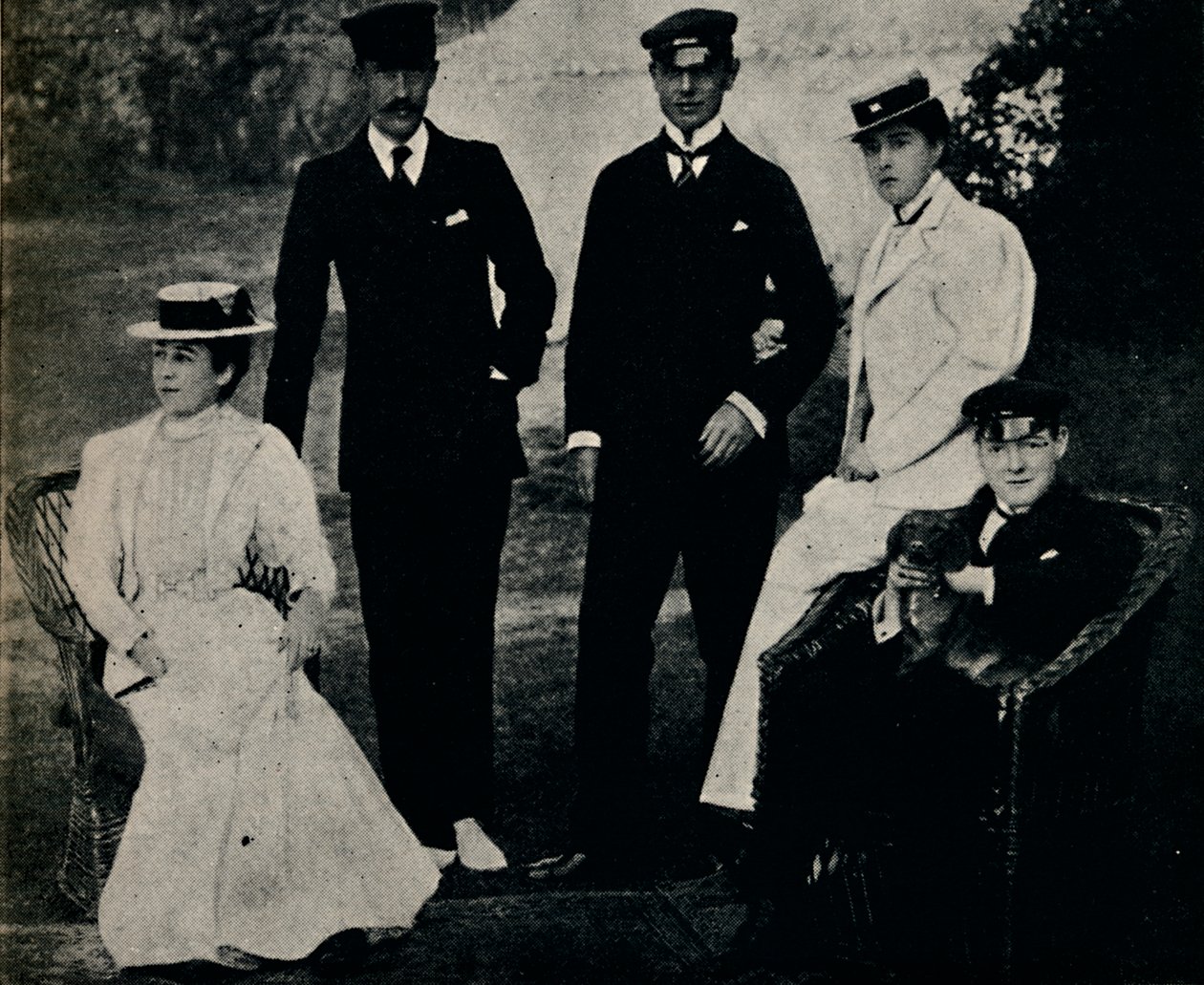 Familiegruppe på Cowes, tidlig på 1890-tallet, 1945. av Unbekannt