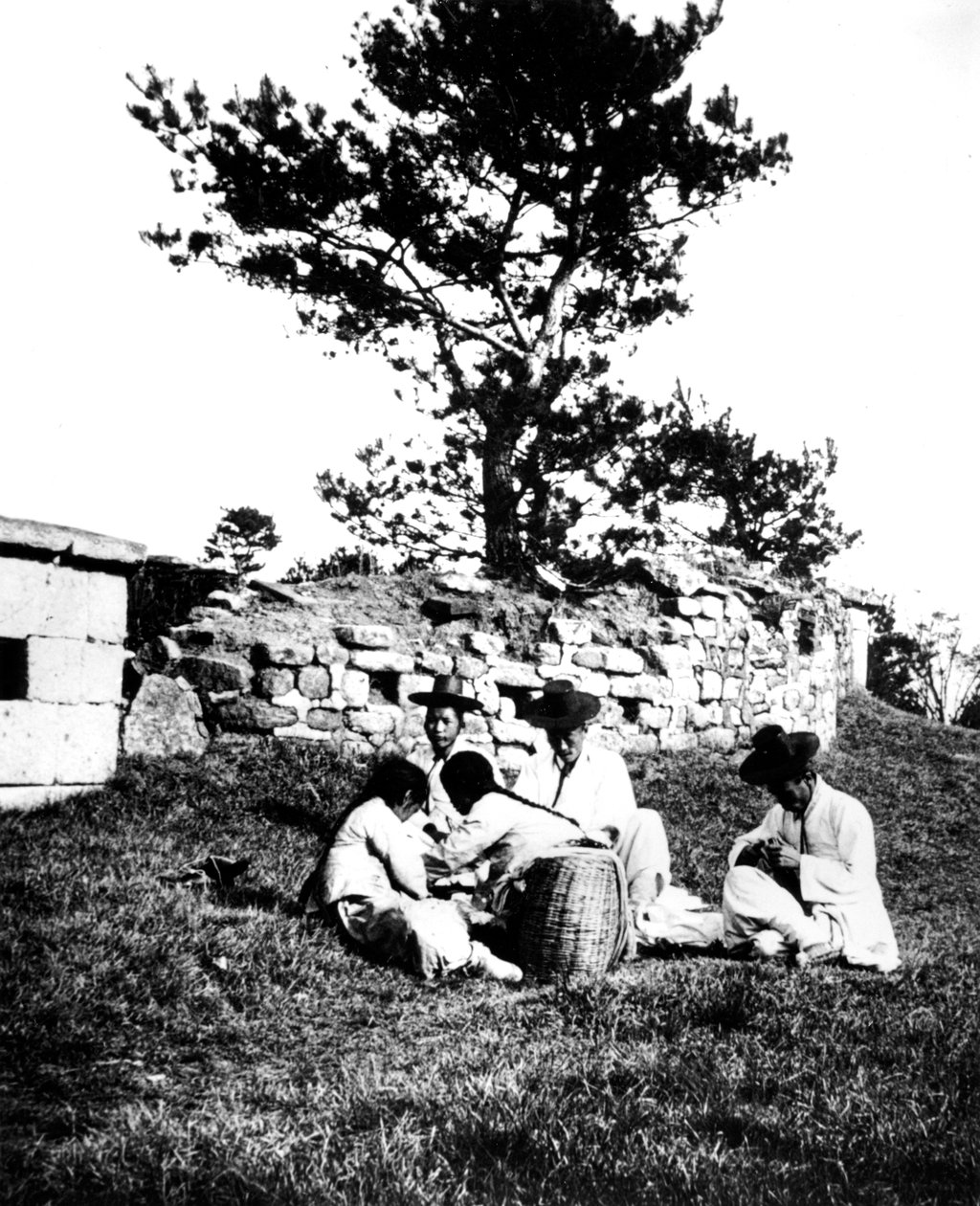 Familie som nyter en piknik, Korea, 1900 av Unbekannt