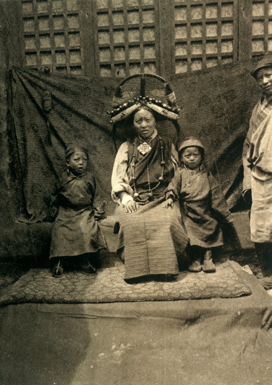 Familie til guvernøren i Tingri, c1918-c1939. av Unbekannt