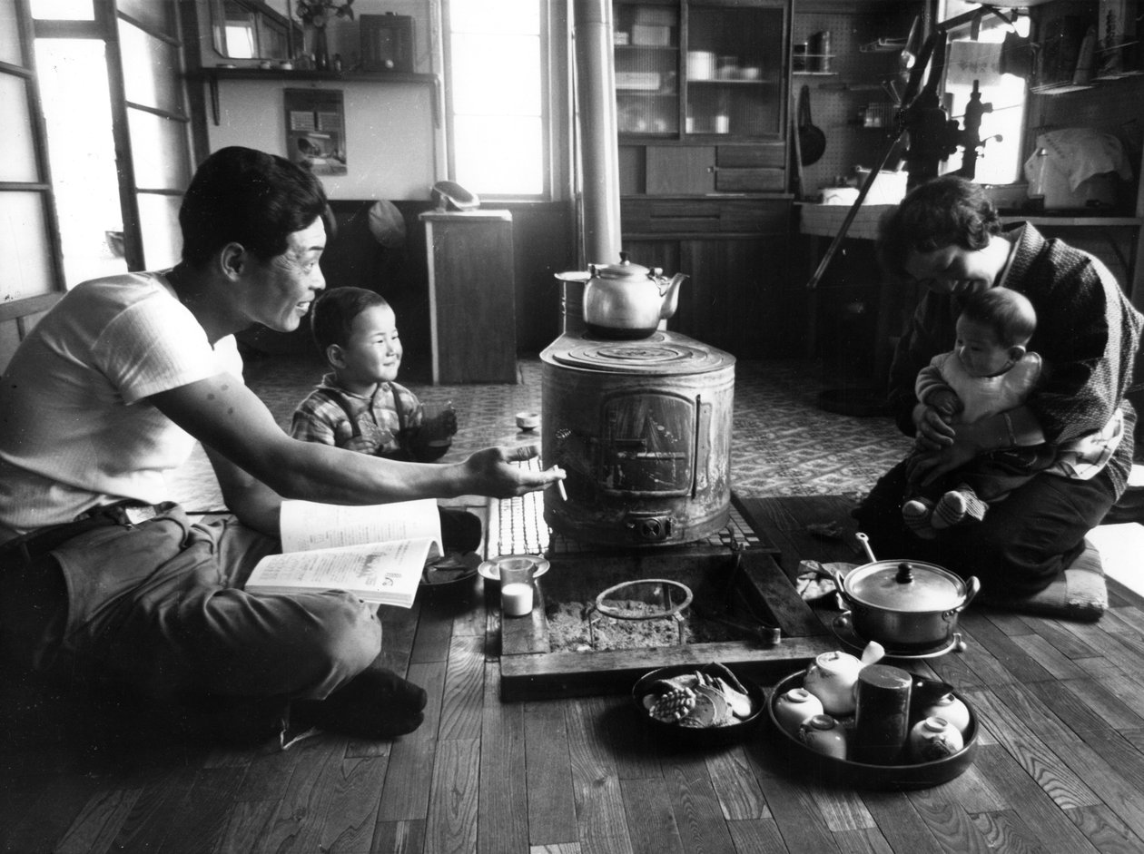 Familie slapper av i stuen deres, Hokkaido-regionen, Japan, 1963 av Unbekannt