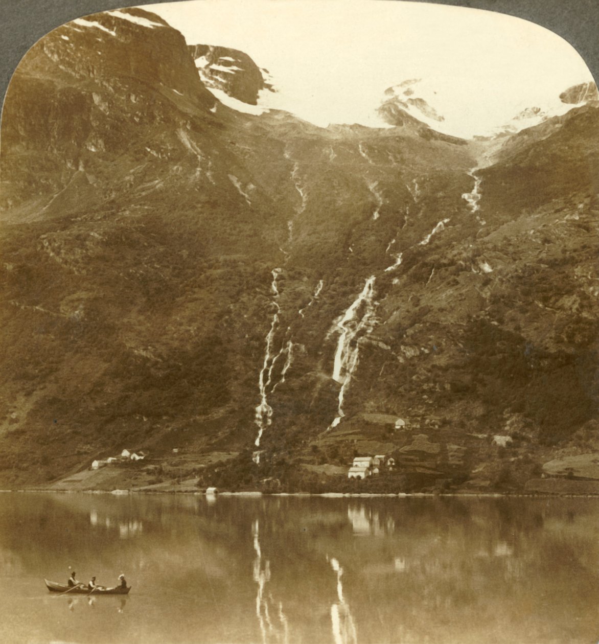 Gårdshusene til Yri ligger ved fjellbasen - Yri faller på isbreen, Norge, c1905. av Unbekannt