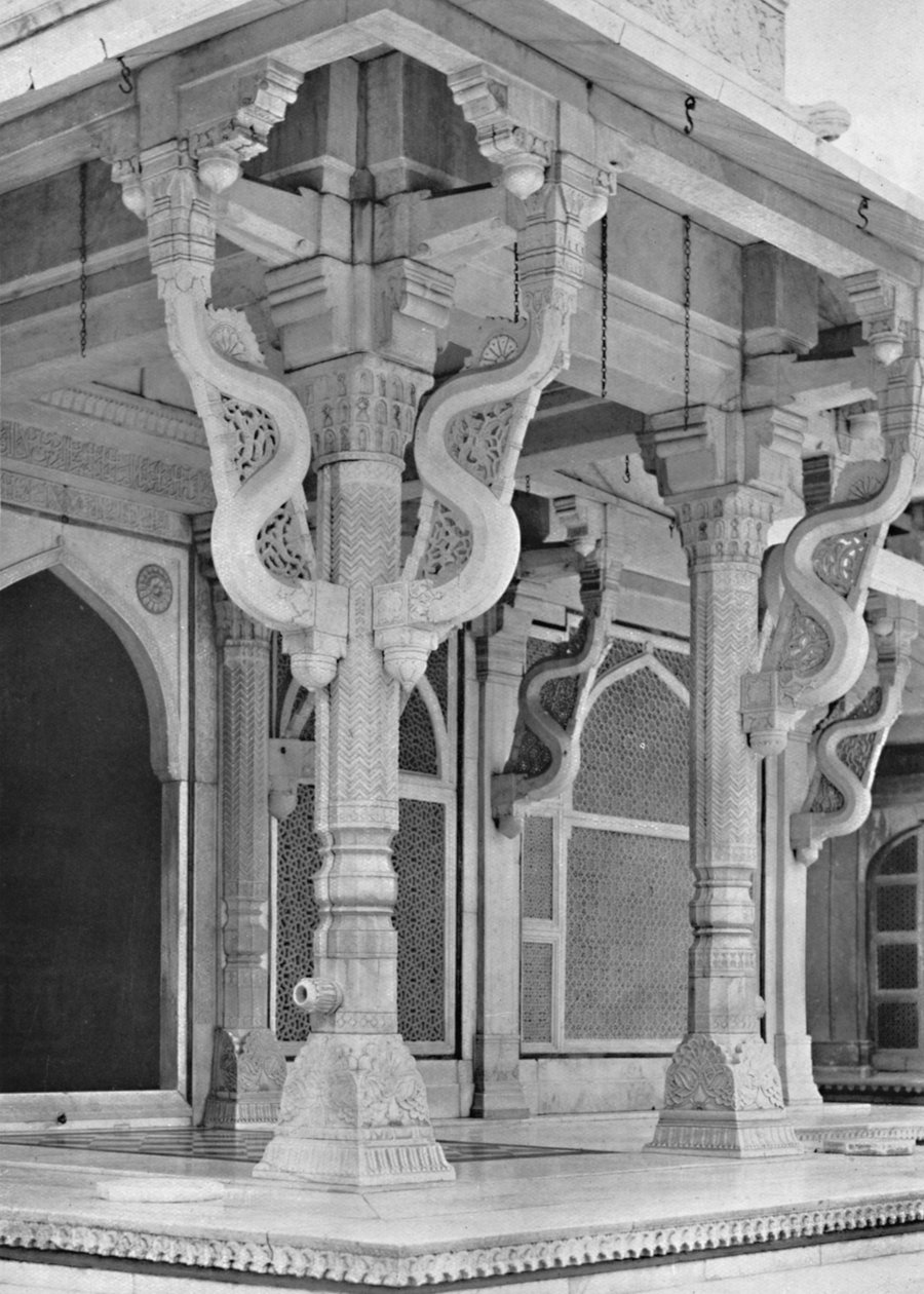 Fatehpur Sikri. Søyler foran graven til Sheik Salem Christi, c1910. av Unbekannt