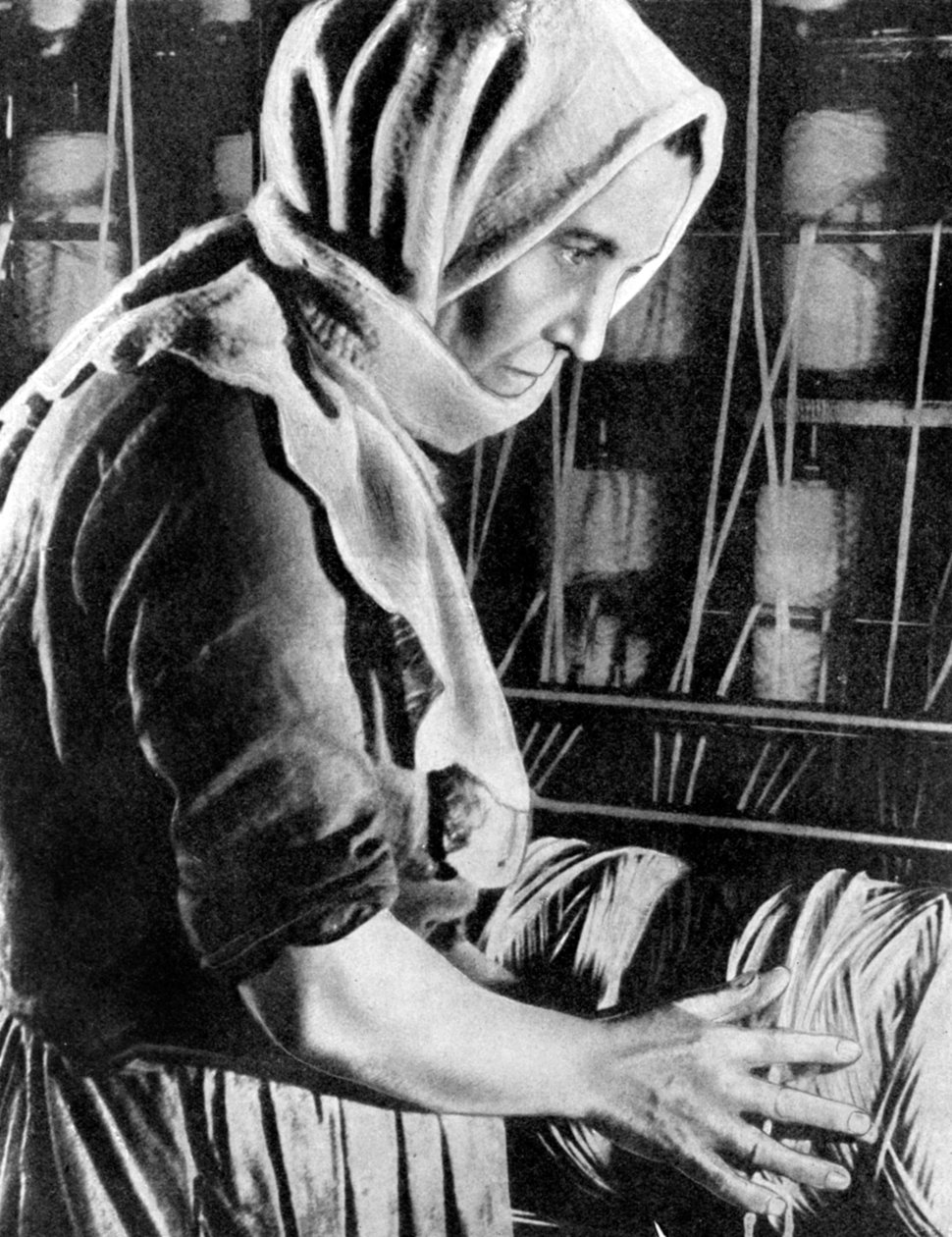 Kvinnelig fabrikkarbeider, Moskva, 1936 av Unbekannt
