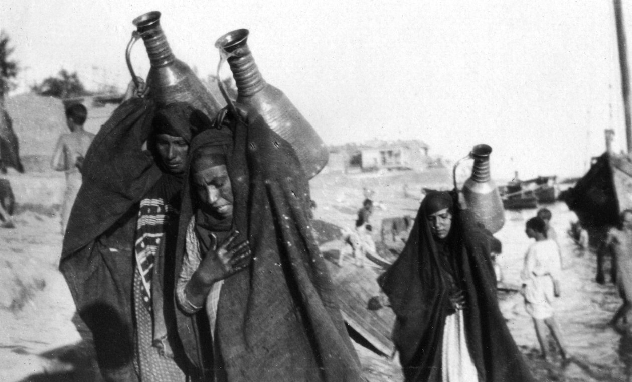 Kvinnelige vannbærere, Amarah, Irak, 1917-1919 av Unbekannt
