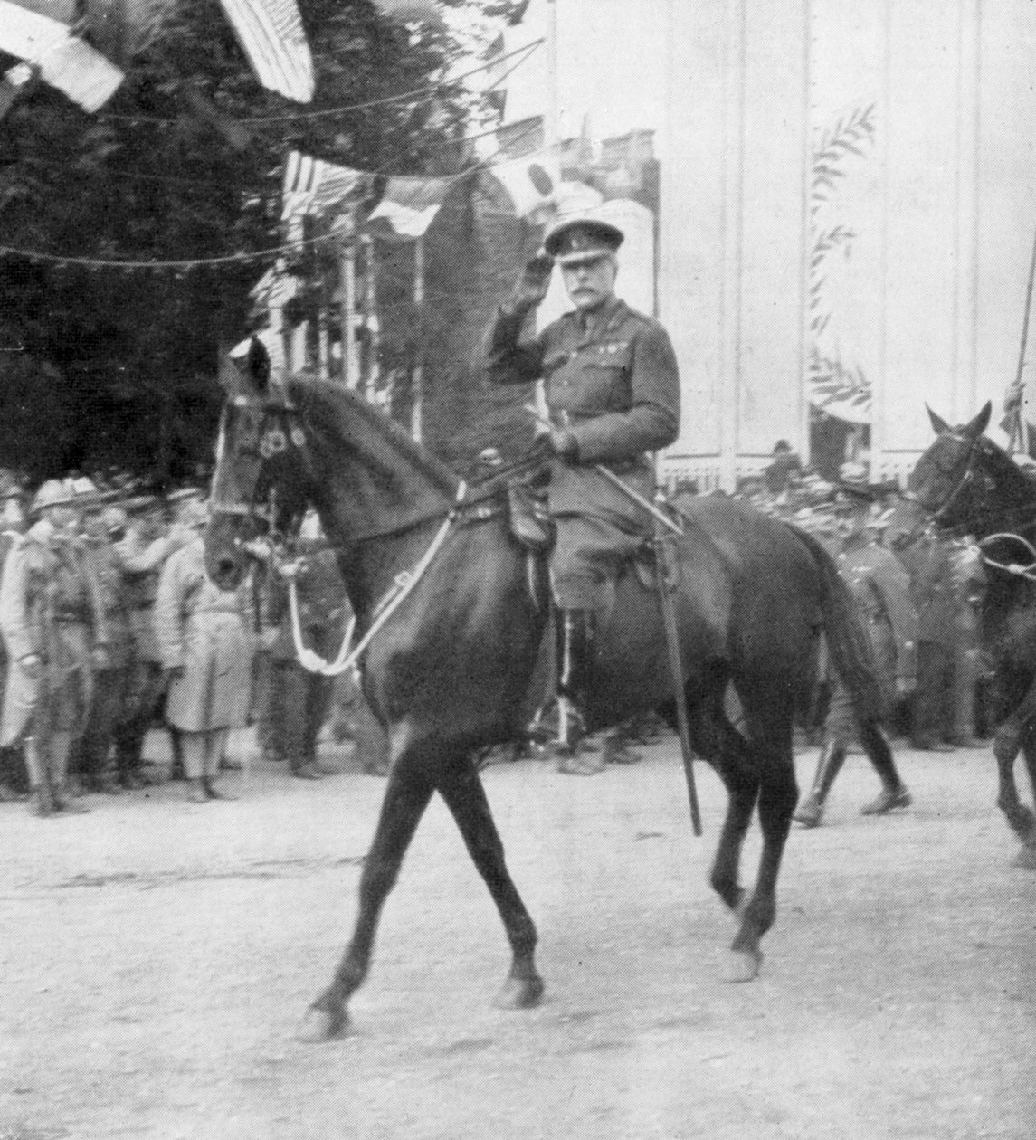 Feltmarskalk Sir Douglas Haig under seiersparaden, Paris, Frankrike, 14. juli 1919 av Unbekannt