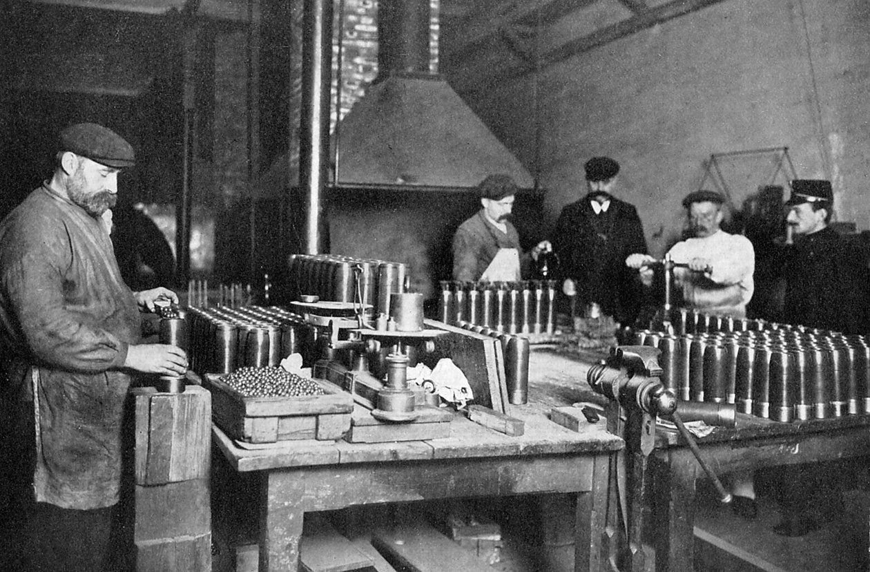 Fylling av granatsplinter i en britisk ammunisjonsfabrikk, første verdenskrig, 1914-1918 av Unbekannt
