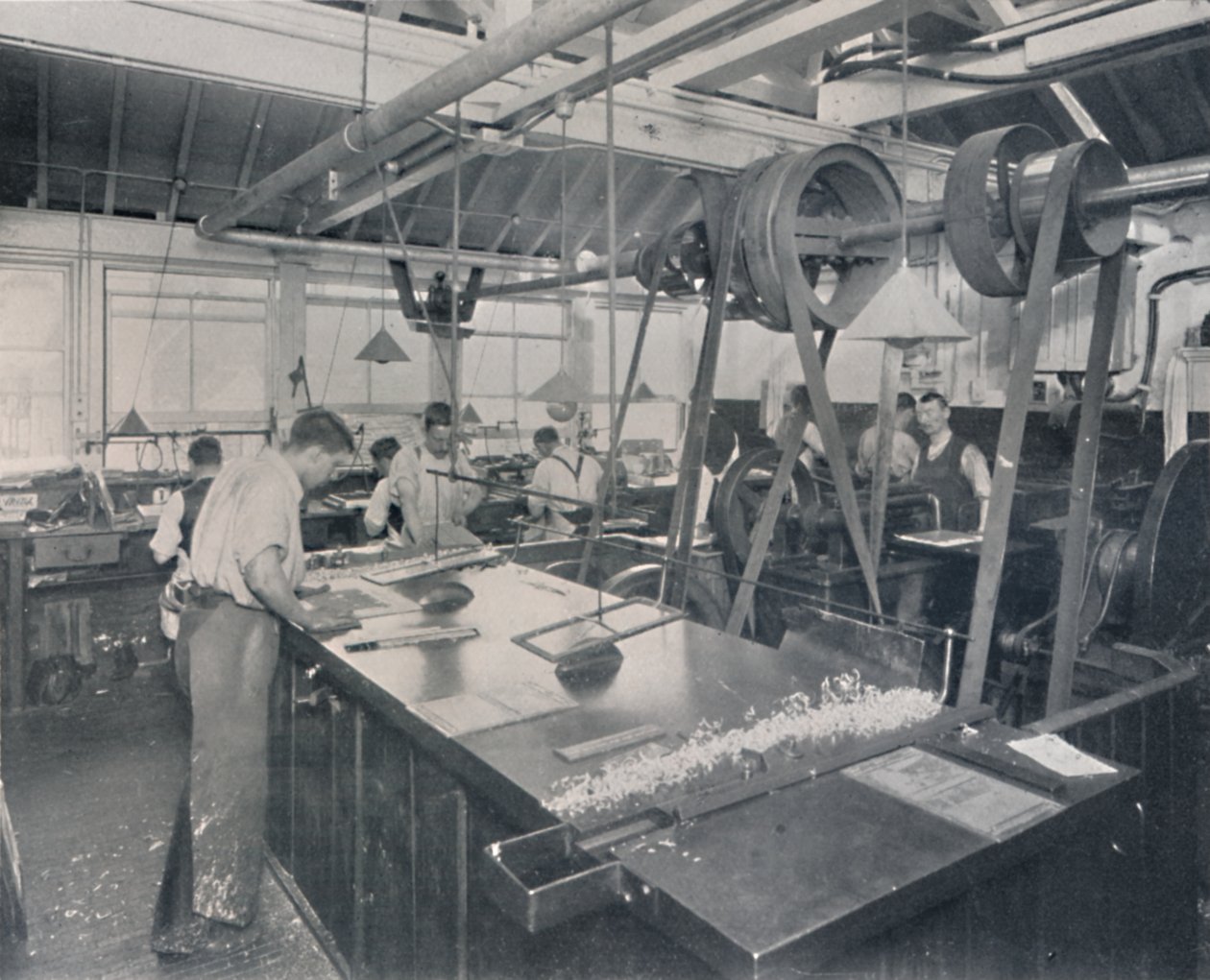 Siste operasjoner i støperiet. Trimming av platene og etterbehandling, 1917 av Unbekannt