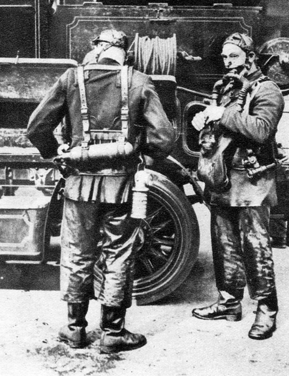 Brannmenn som tar på seg røykhjelmer, Farringdon Street gummiverk, London, 1926-1927 av Unbekannt