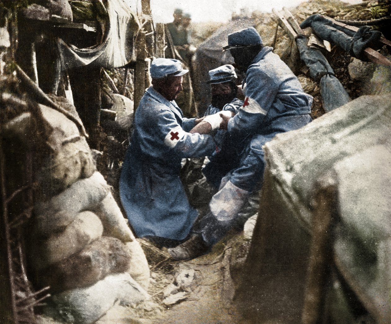 Førstehjelp til en såret mann i en av de franske skyttergravene, 1915 av Unbekannt