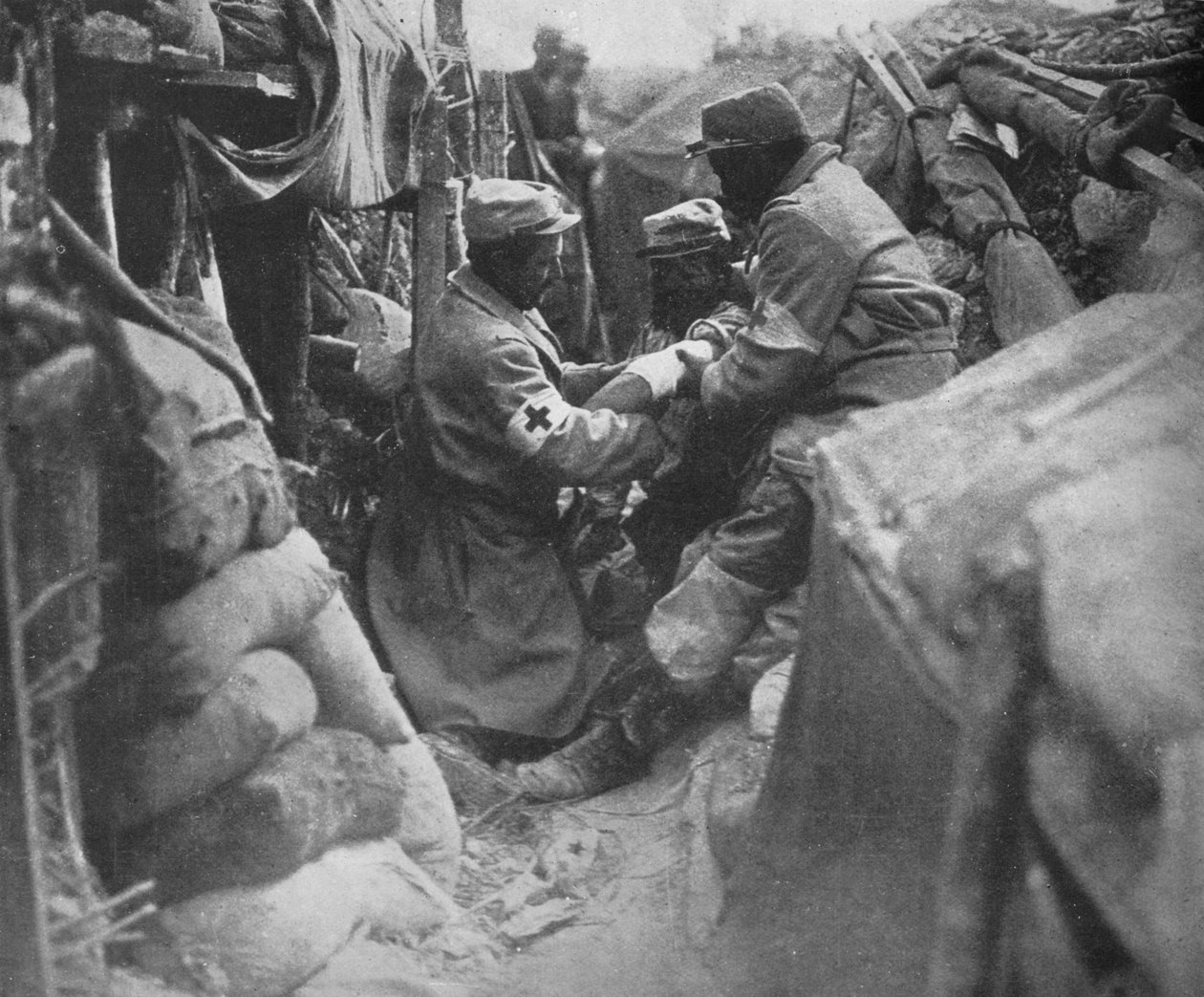 Førstehjelp til en såret mann i en av de franske skyttergravene, 1915 av Unbekannt