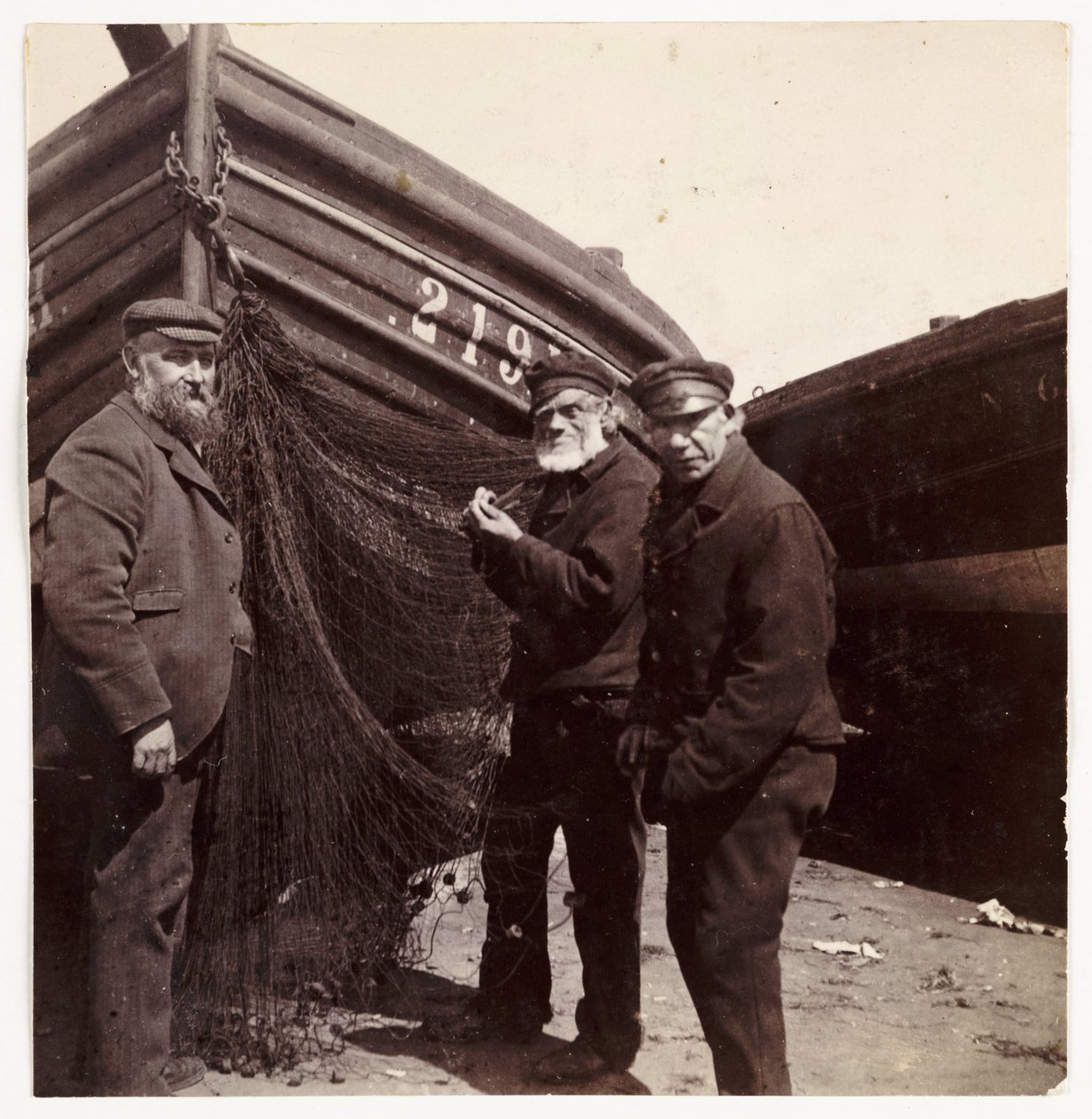 Fiskere som står ved et garn, ca 1905 av Unbekannt