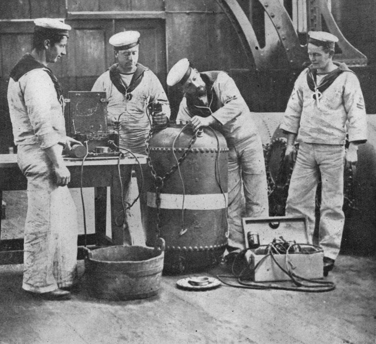 Montering av en elektrisk kontaktgruve, 1914 av Unbekannt