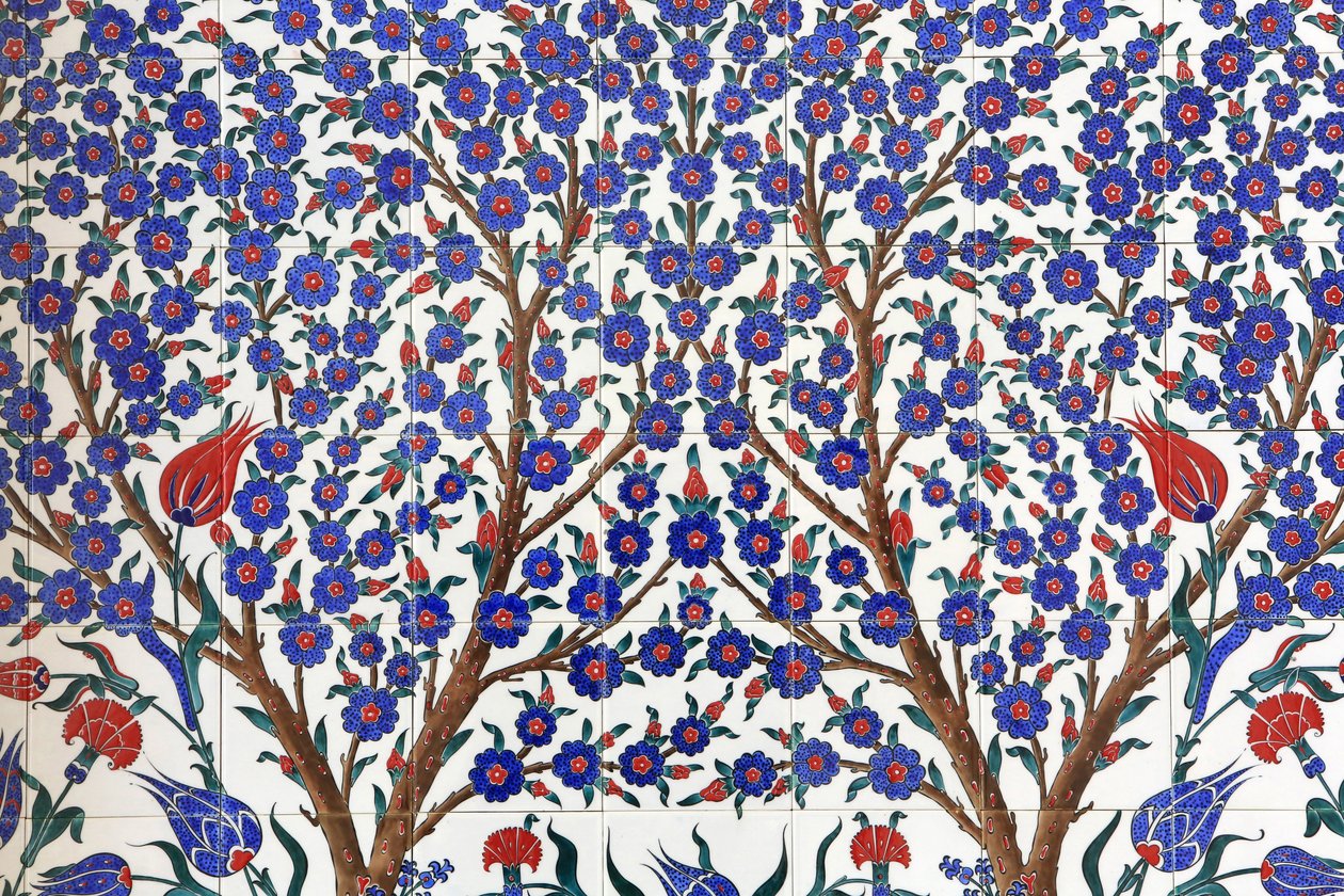 Blomster. En av de 80 Iznikpanelene - høyt dekorerte keramiske fliser som var populære på 1500-tallet - som er tydelig i Istanbuls keiserlige og religiøse bygninger. Sheikh Zayed-moskeen. 1995. Emiratet Abu Dhabi av Unbekannt