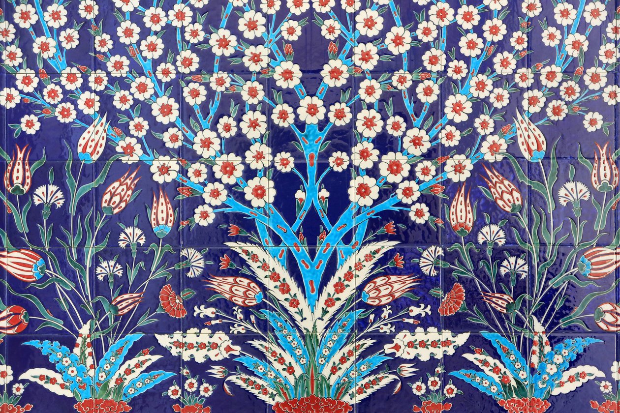 Blomster. En av de 80 Iznikpanelene - høyt dekorerte keramiske fliser som var populære på 1500-tallet - som er tydelig i Istanbuls keiserlige og religiøse bygninger. Sheikh Zayed-moskeen. 1995. Emiratet Abu Dhabi av Unbekannt