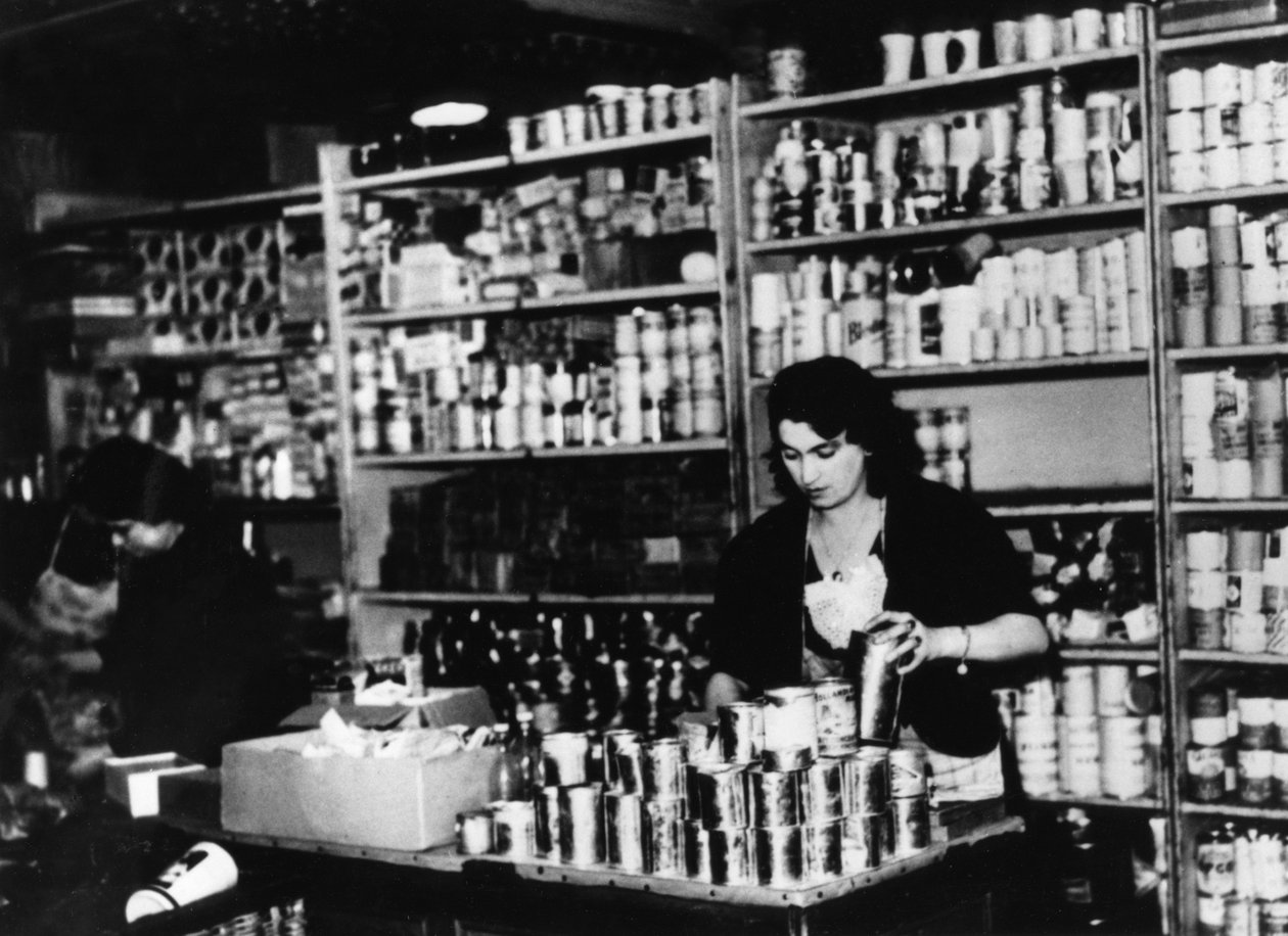 Matbutikk i okkuperte Paris, c1941 av Unbekannt