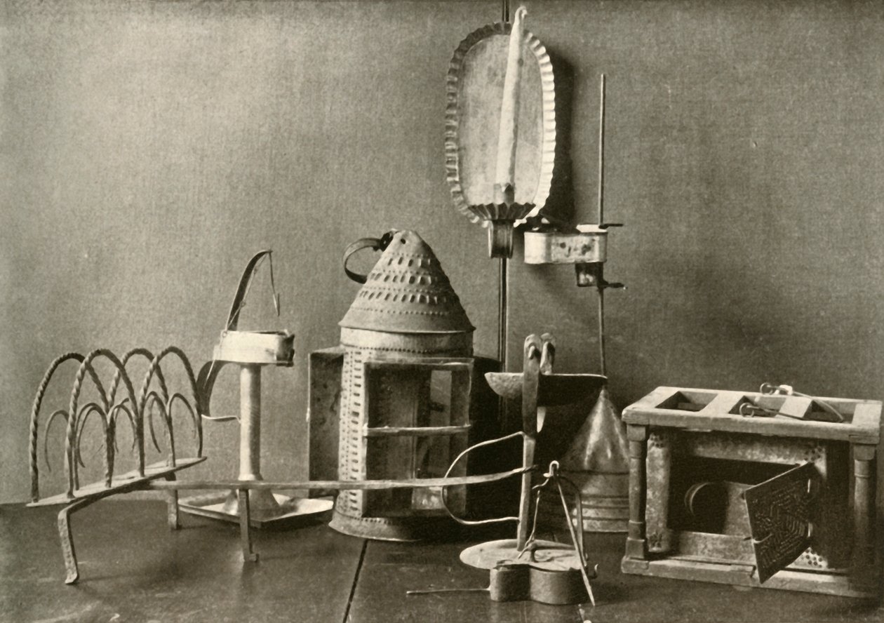 Fotvarmer, oljelamper, stearinlyslampe, tinnlykt og brødrister, 1700-tallet, 1937. av Unbekannt