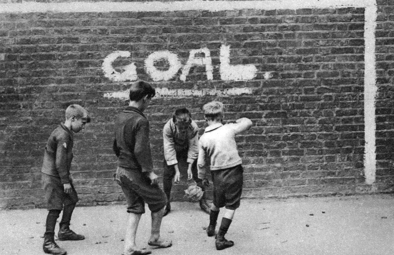 Fotball i East End, London, 1926-1927 av Unbekannt