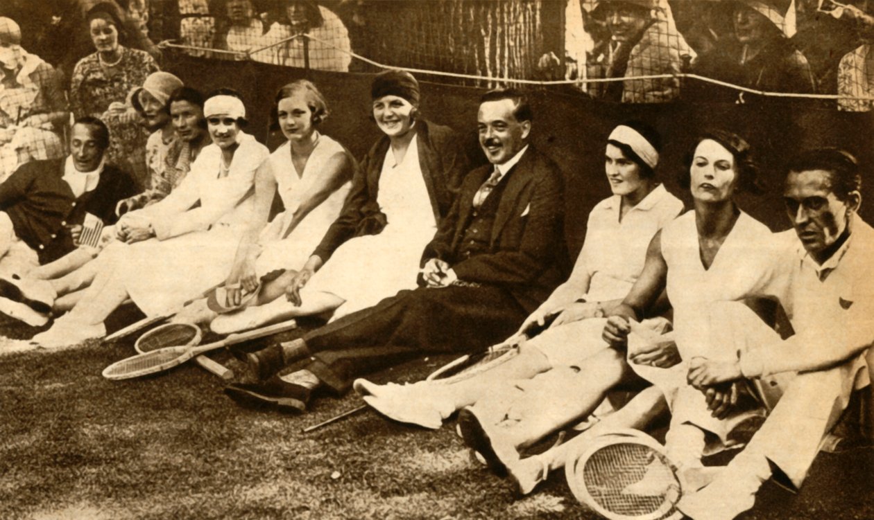 Tidligere konge Manuel II av Portugal med tennisspillere, Storbritannia, 1930, 1933. av Unbekannt