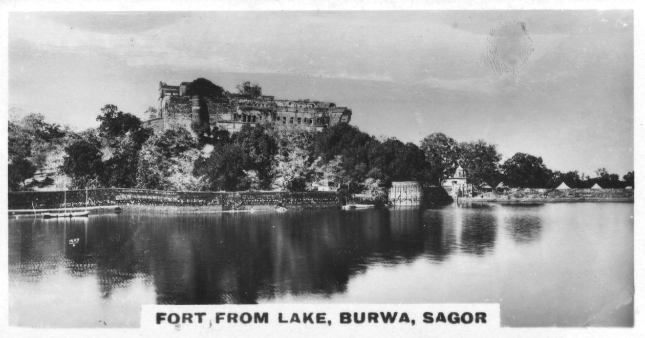 Fort fra innsjøen, Burwa, Sagor, India, c1925 av Unbekannt