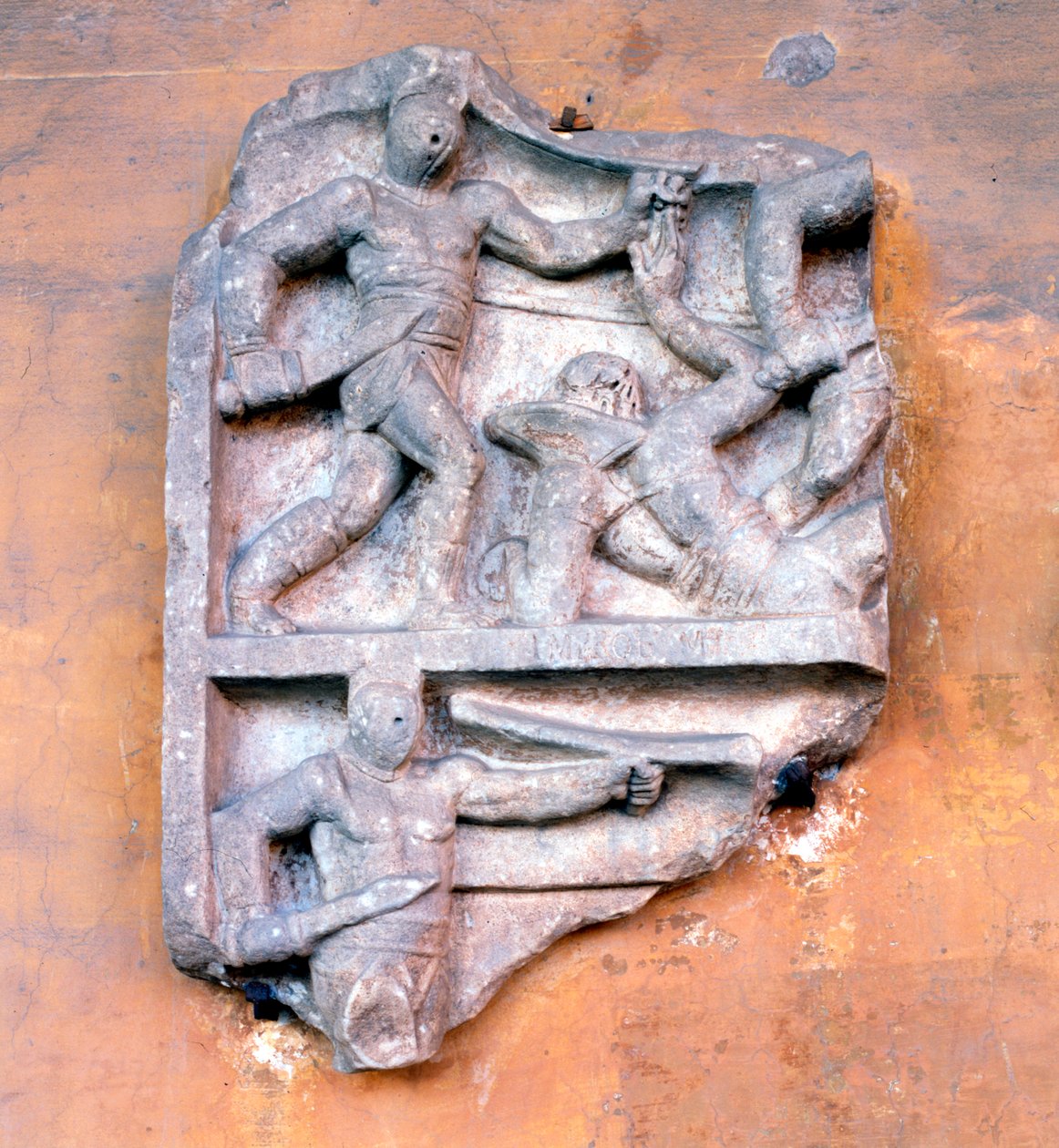 Fragment av et romersk relieff som viser gladiatorer som kjemper av Unbekannt