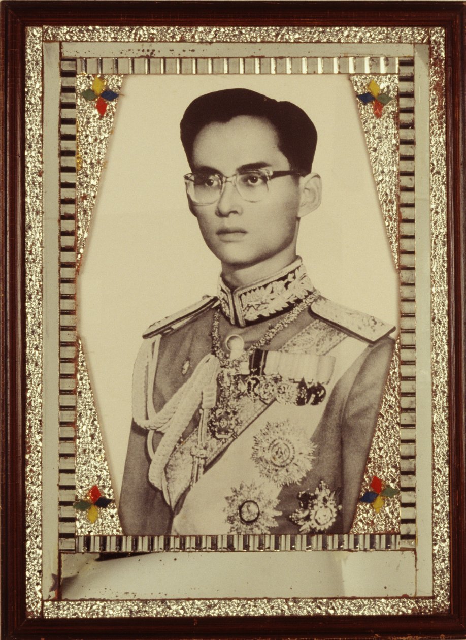 Innrammet portrett av kong Bhumibol Adulyadej (s/hv-bilde) av Unbekannt