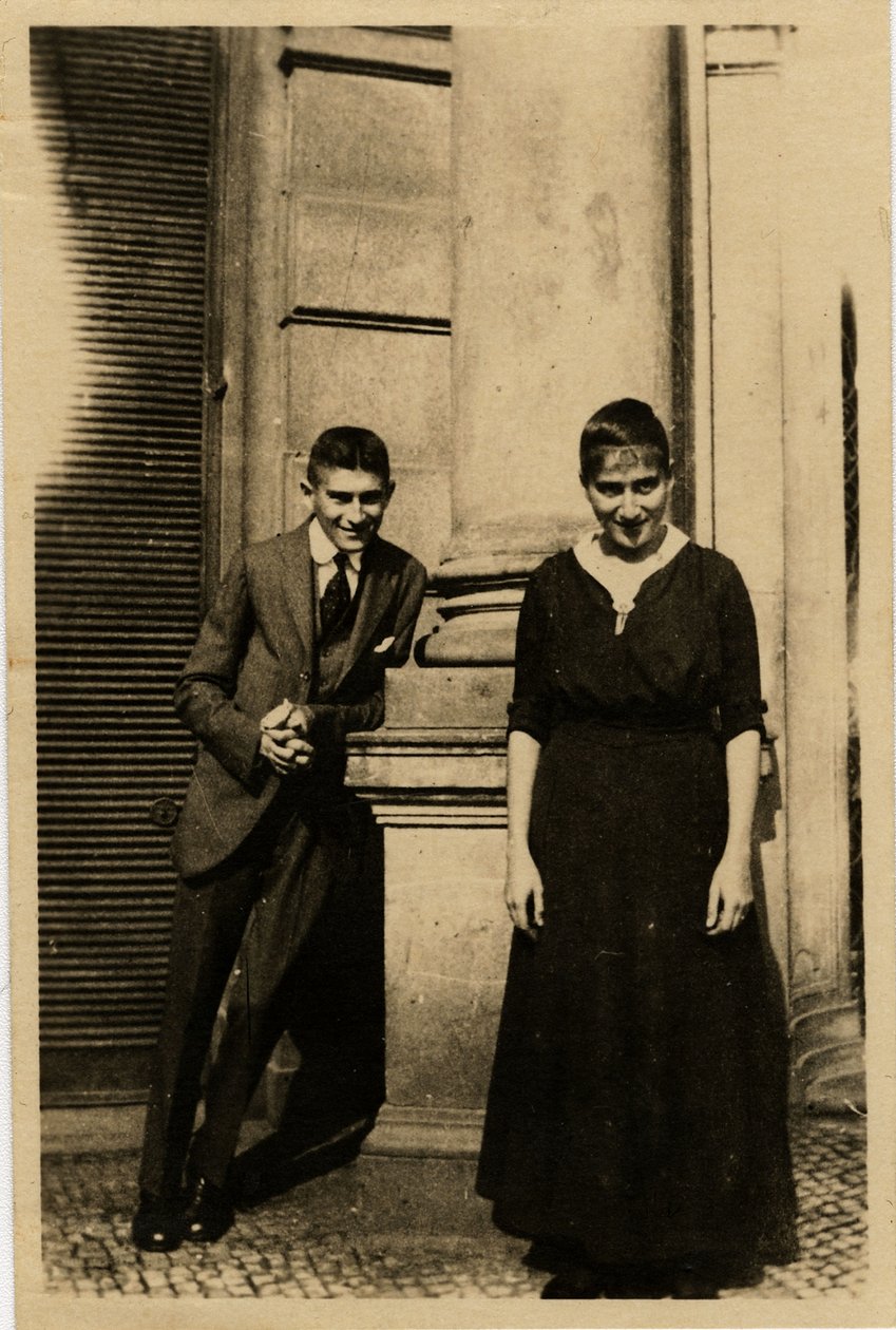 Franz Kafka med søsteren Ottla før Oppelt House i Praha av Unbekannt