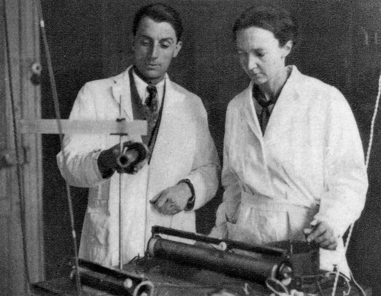 Frederic Joliot og Irene Joliot-Curie, franske forskere, 1935 av Unbekannt