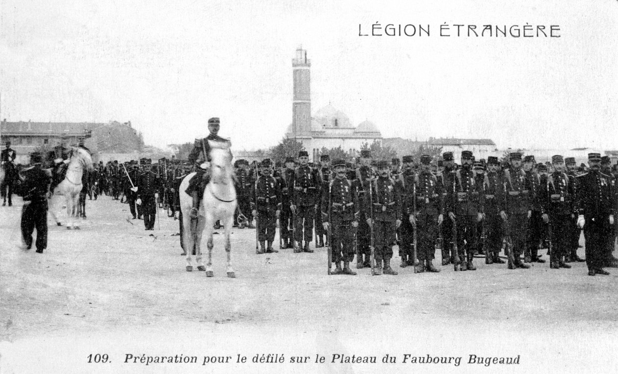 Fransk fremmedlegion forbereder seg på å marsjere på platået Faubourg Bugeaud, Algerie, 1900-tallet av Unbekannt