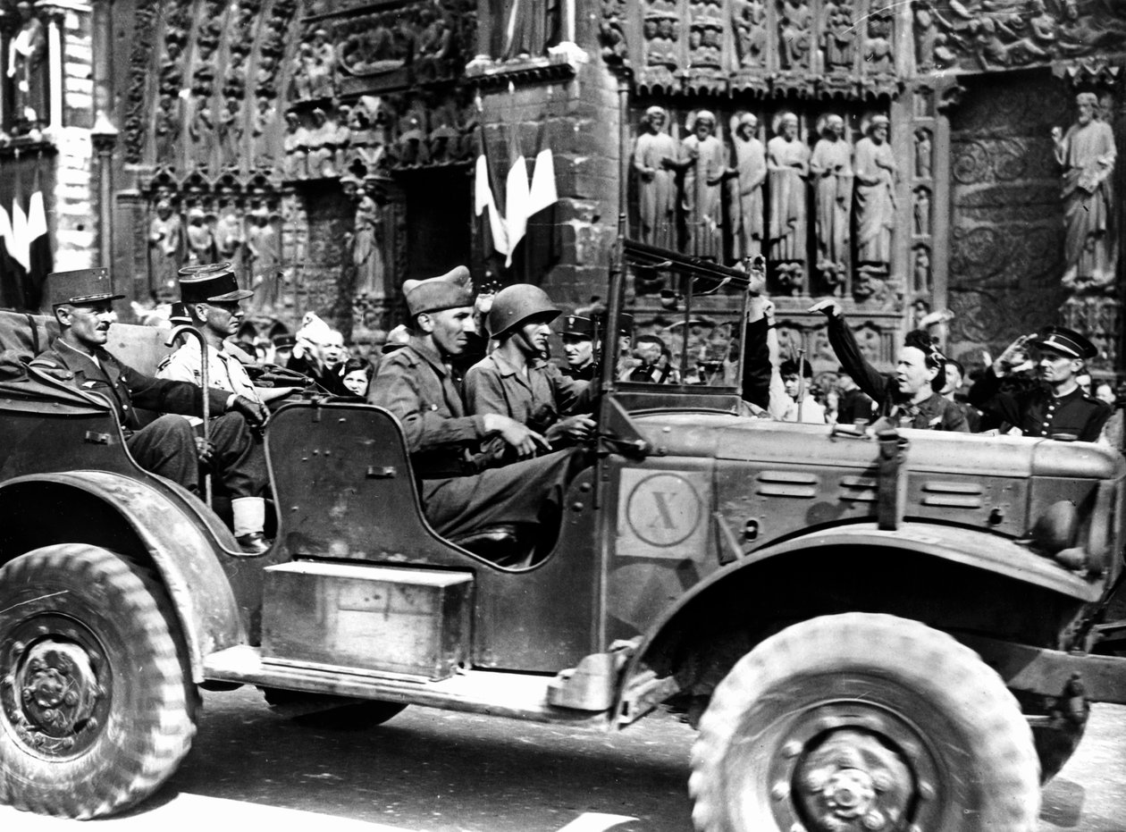Den franske general Philippe Leclerc utenfor Notre Dame, frigjøring av Paris, august 1944 av Unbekannt